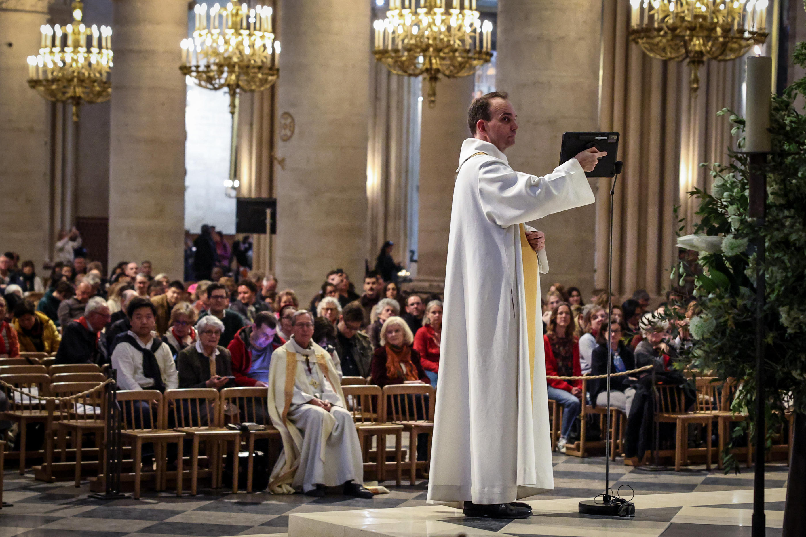 À Notre-Dame de Paris au moment des premiers mots de Léon XIV : « Il a une voix jeune, il a l'air dynamique » - Le Parisien