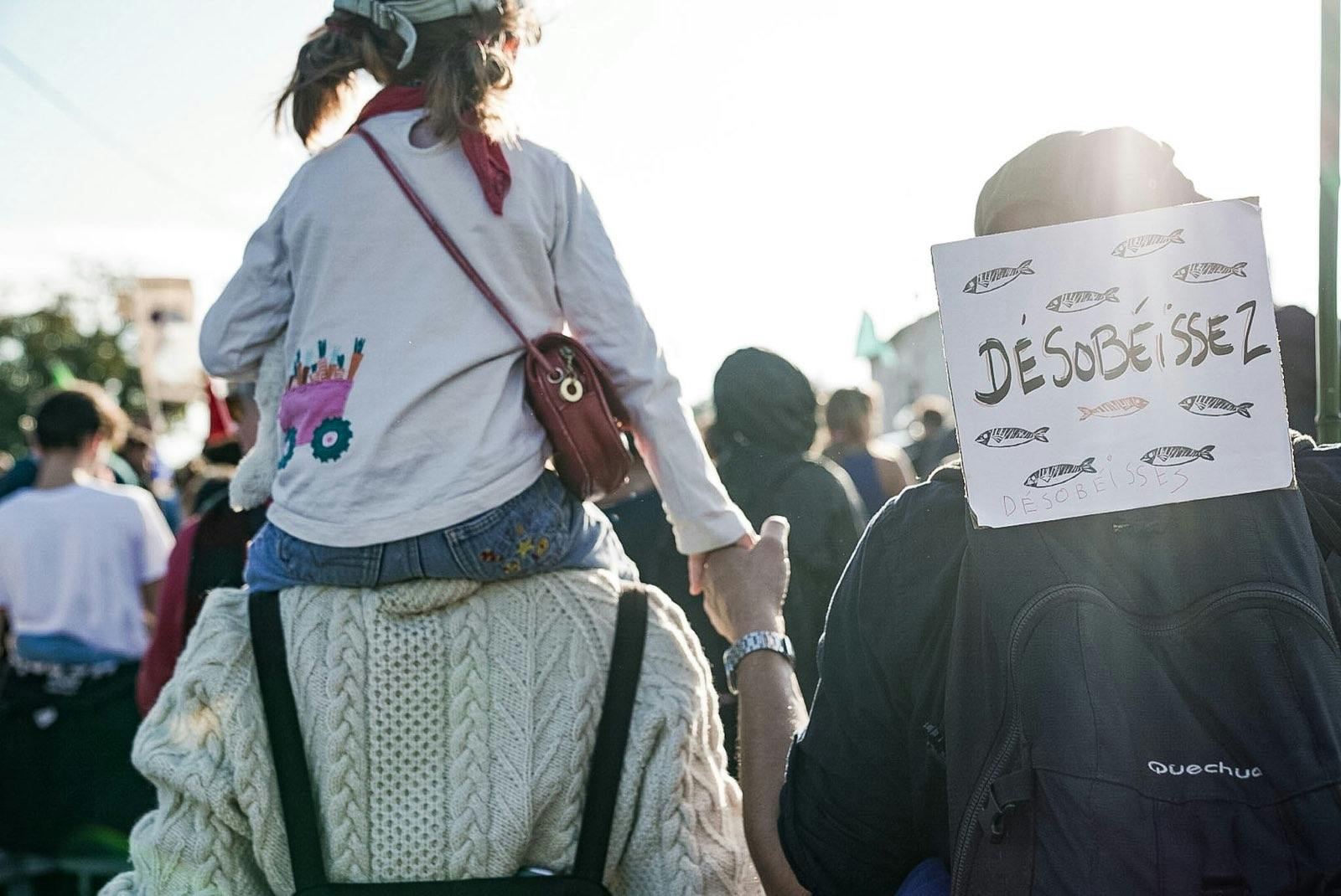 2000 manifestant·es mobilisé·es contre le Méga Canal Seine-Nord Europe font irruption sur le chantier... par voie fluviale !