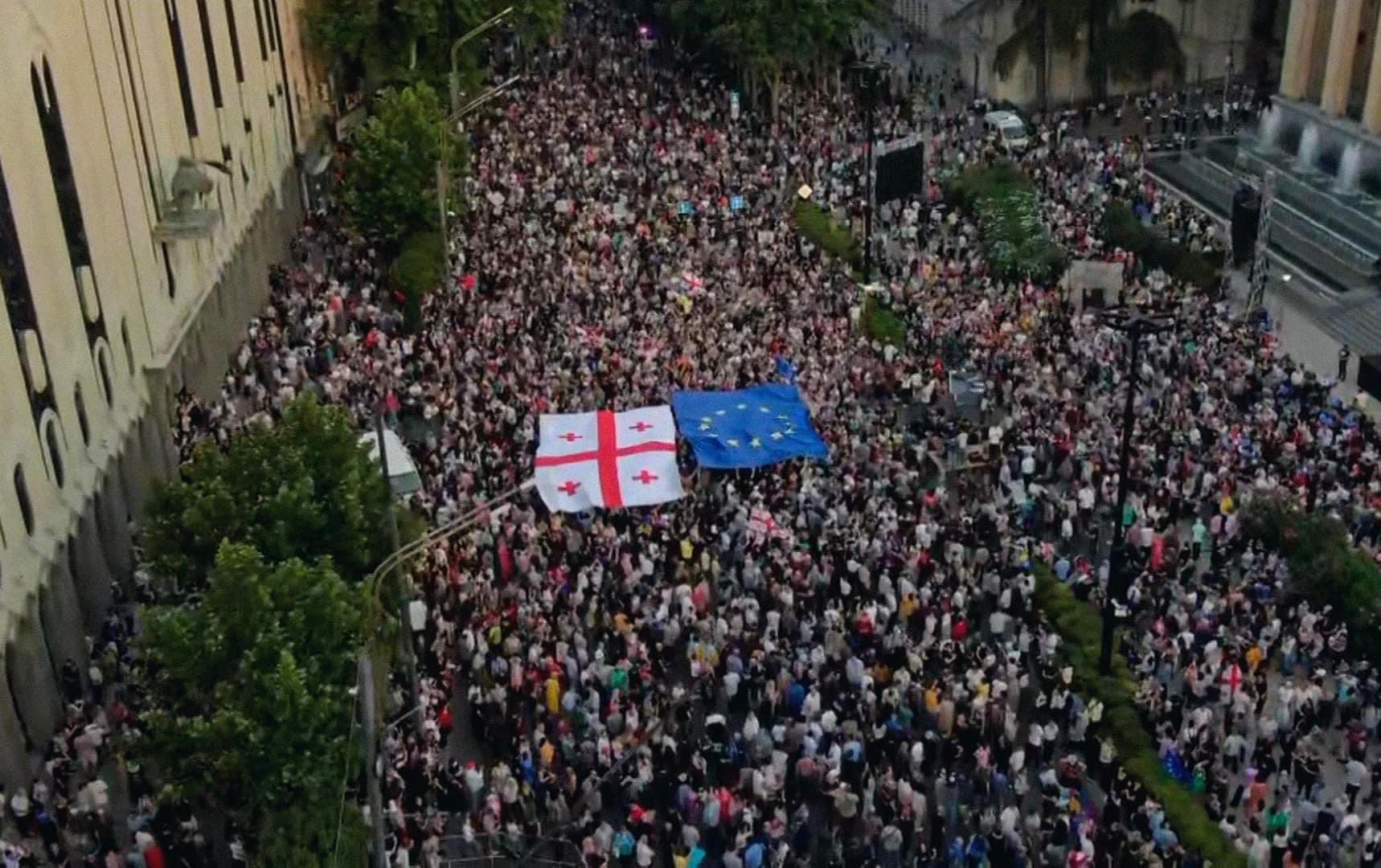 En Géorgie, des dizaines de milliers de manifestants demandent l'adhésion  de leur pays à l'UE - Touteleurope.eu