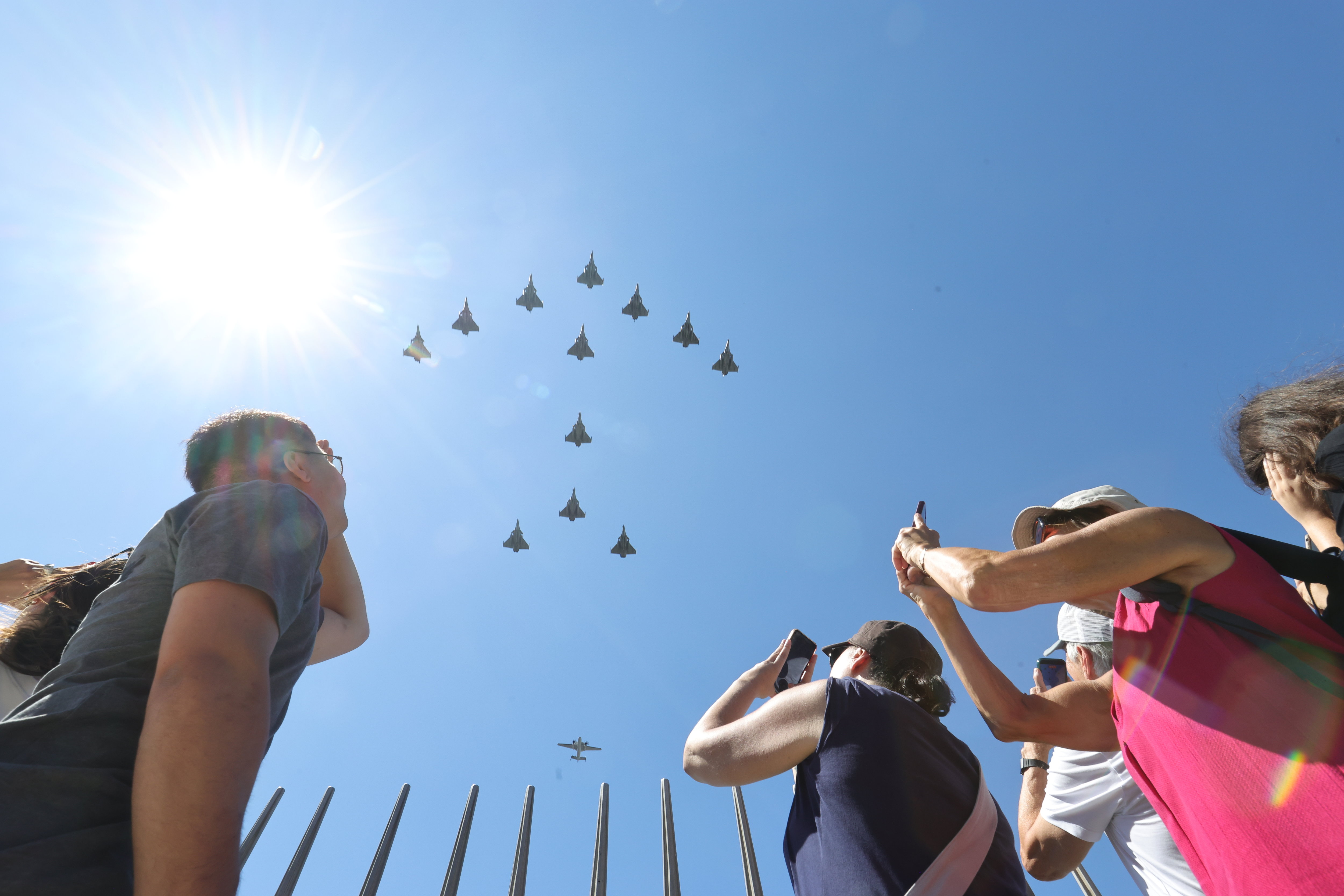 Défilé du 14 Juillet : des dizaines d'avions survolent Paris jeudi pour la dernière répétition de l'armée de l'Air - Le Parisien