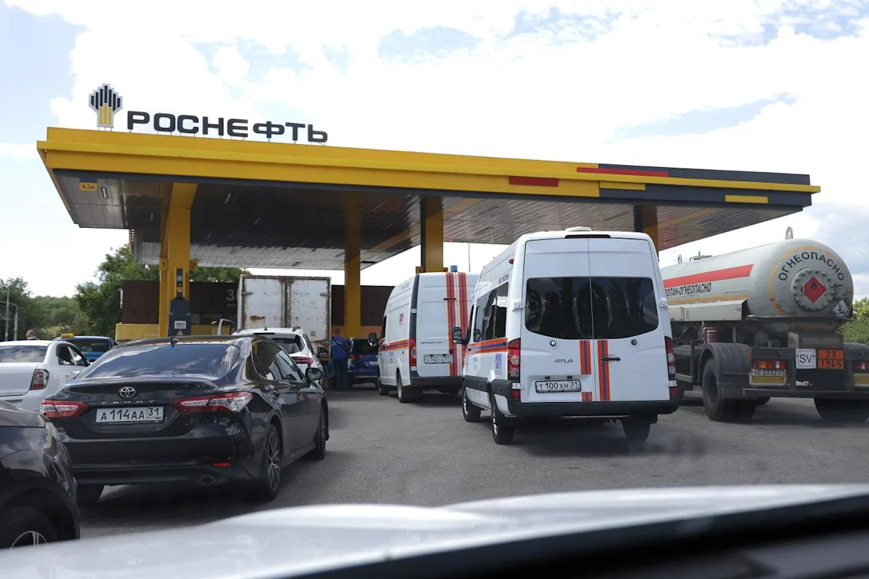 Pénurie de carburant en Russie : frappes ukrainiennes, files d'attente interminables… Ce que l'on sait - Yahoo Actualités France