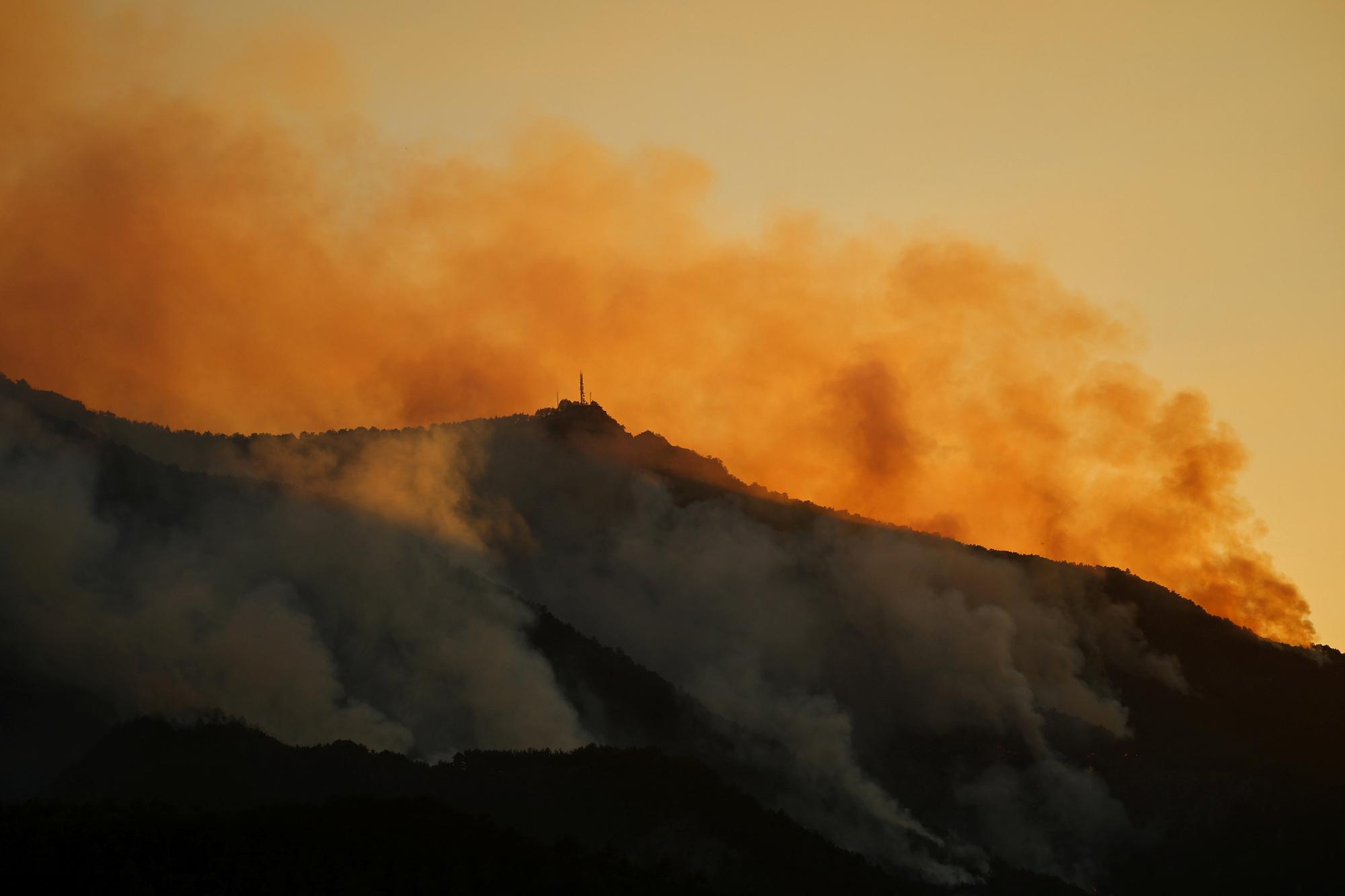 EN DIRECT, canicule : avec 24 départements placés en vigilance rouge samedi, plus de 22 millions de personnes touchées par les chaleurs extrêmes en France