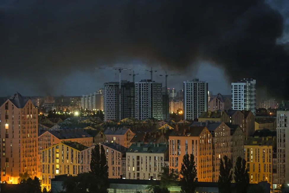Guerre en Ukraine: six blessés dans une attaque de missiles russes à Kiev - Yahoo! Actualités