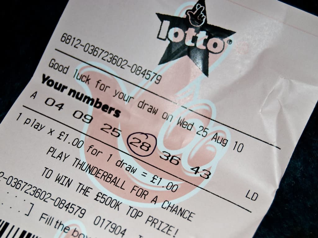 Le ticket gagnant d'un loto affichant un jackpot de 12 millions de livres jeté par erreur au Royaume-Uni, une enquête ouverte