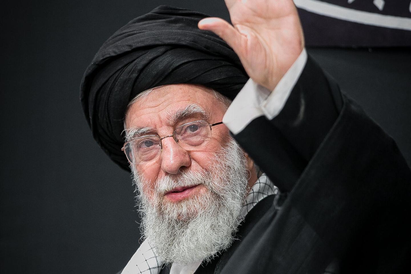 Ali Khamenei, Guide suprême iranien et symbole du durcissement du pouvoir, est mort