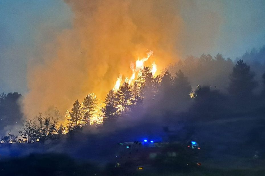 "Nos inquiétudes se confirment", les pompiers de la Drôme font face à un incendie difficile à maîtriser