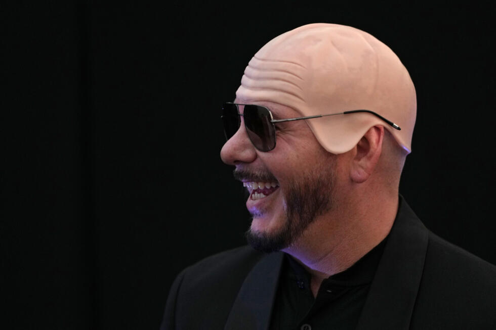 Le rappeur Pitbull établit un record du monde du plus grand rassemblement de faux crânes chauves
