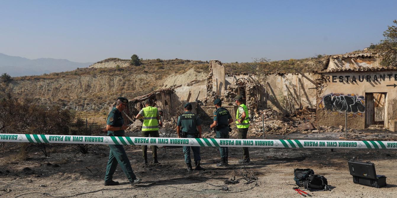 Espagne : au moins 11 morts dans un feu de forêt en Andalousie, le roi Felipe VI et la reine Letizia observent une minute de silence