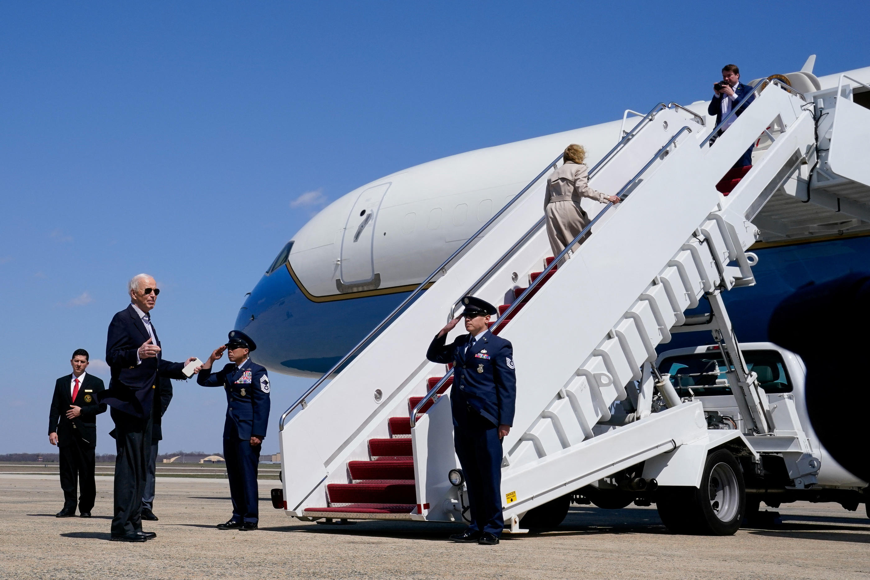 Vols à l'étalage à bord d'Air Force One : la Maison Blanche met en garde les journalistes qui chapardent dans l'avion de Biden - Le Parisien