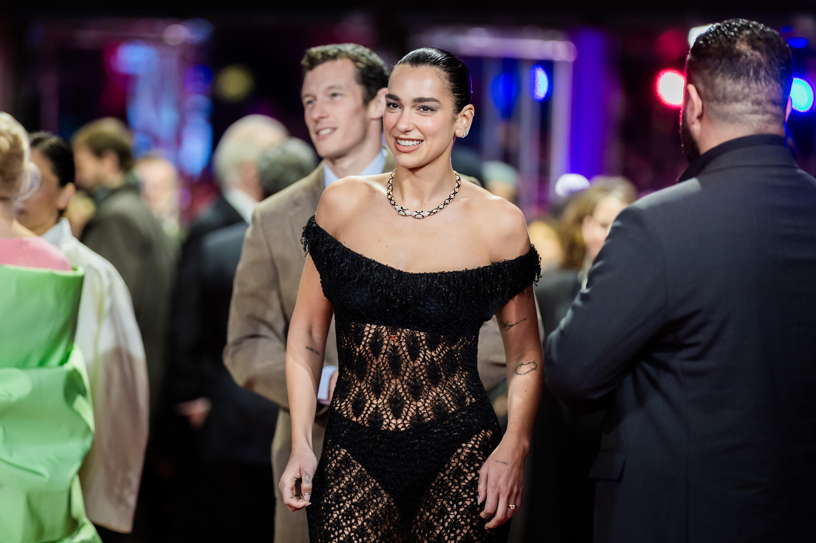 Un « message fort » : Dua Lipa affiche son soutien aux Albanais qui manifestent contre un complexe touristique lié à la famille Trump - Le Parisien