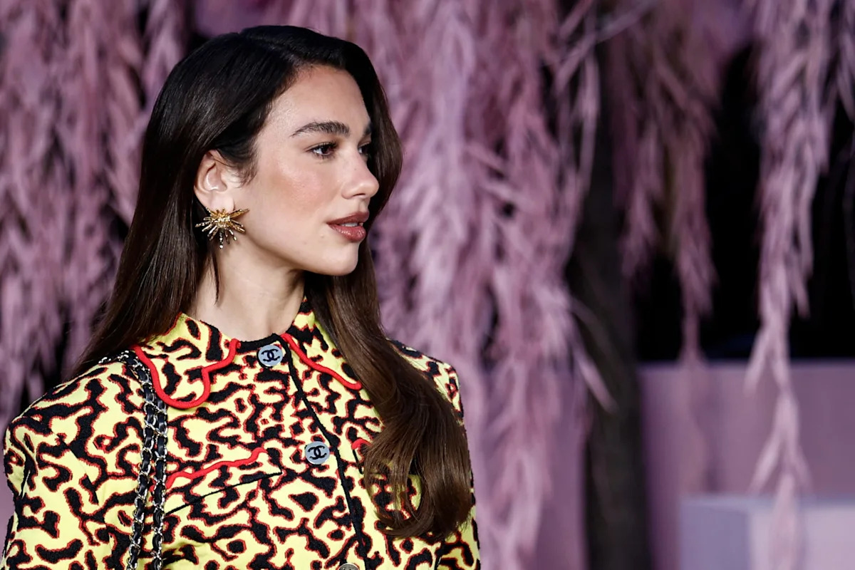 Dua Lipa soutient les manifestants albanais contre un complexe touristique lié à la famille Trump - Yahoo! Actualités