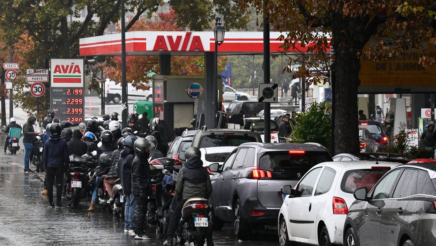 Pénurie de carburant : comment la télévision russe se moque des files d' attentes dans les stations-service françaises - midilibre.fr