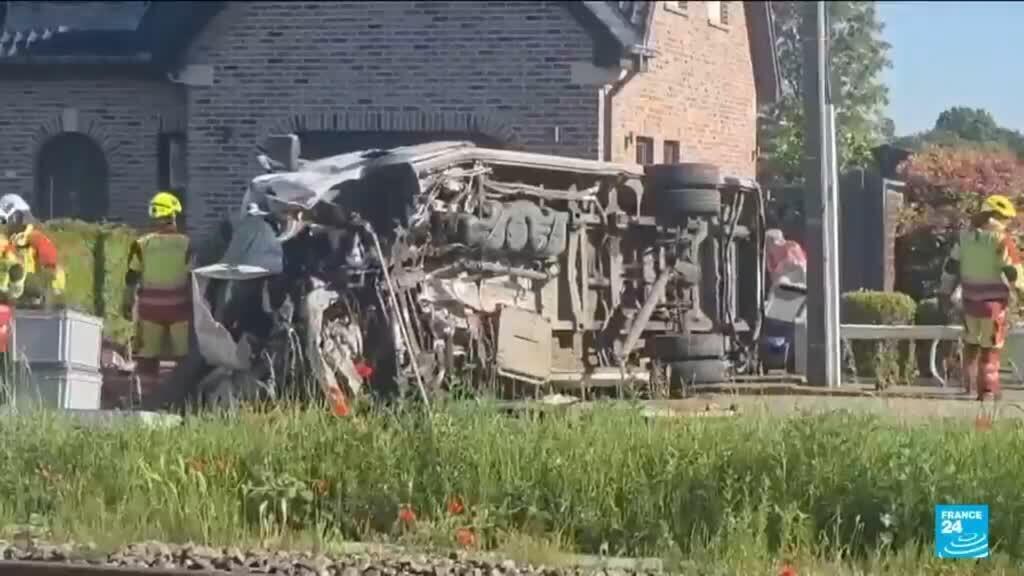 Belgique : un car scolaire percuté par un train, quatre morts dont deux  enfants - France 24