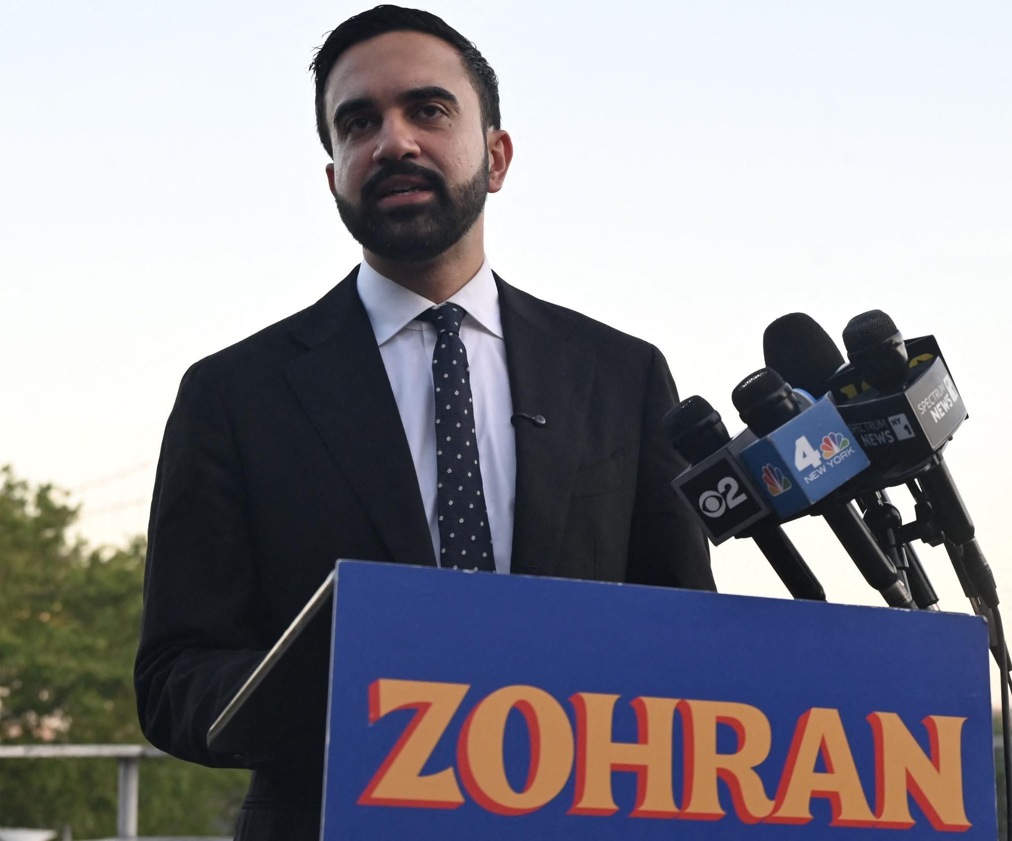 New York : un jeune candidat crée la surprise dans la primaire démocrate pour la mairie