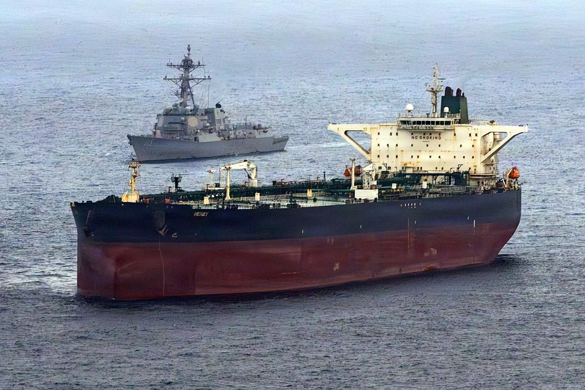 Téhéran annonce la fermeture du détroit d'Ormuz, Washington maintient qu'il est ouvert