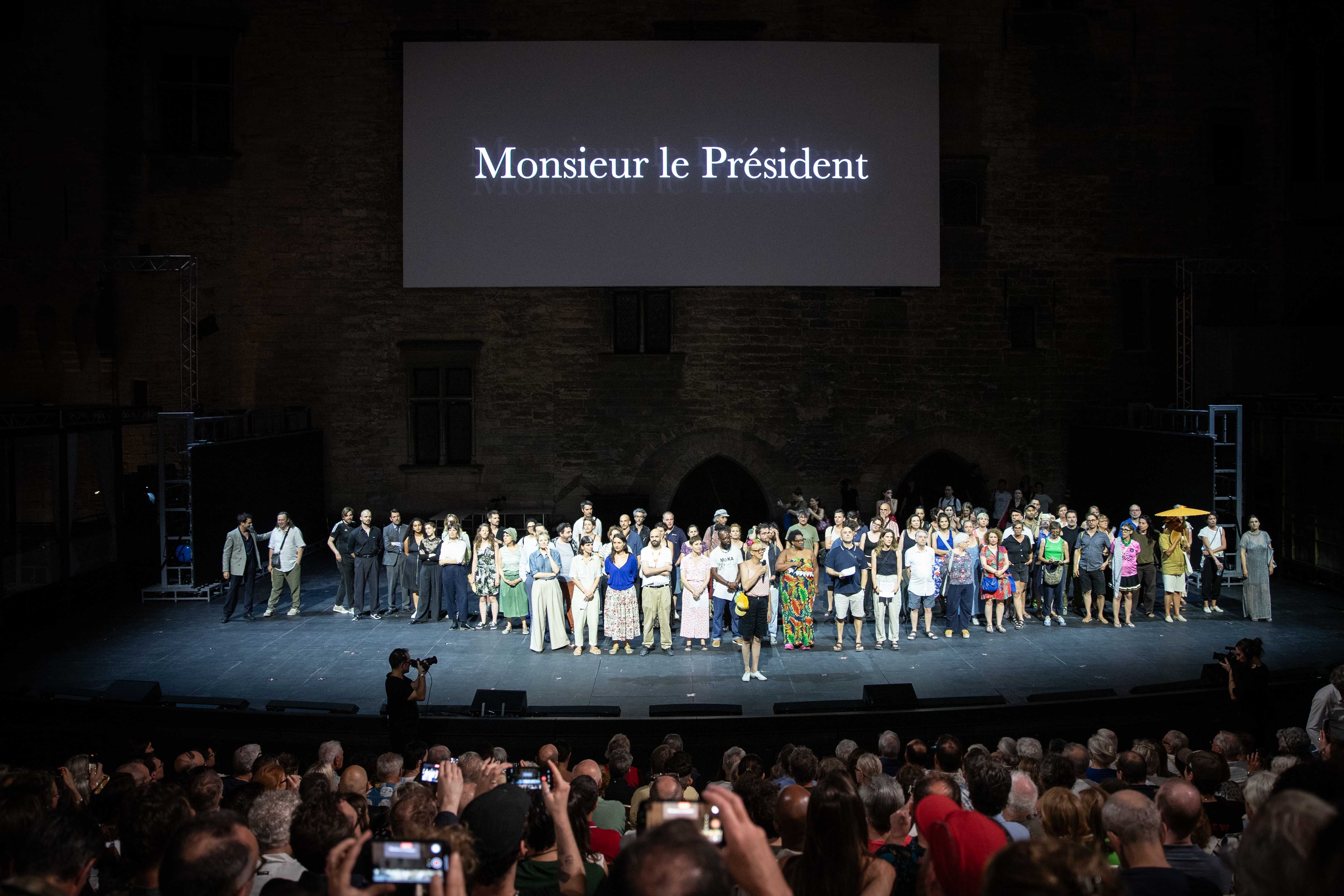 Au Festival d'Avignon, des artistes interpellent Emmanuel Macron face aux coupes budgétaires : «Est-ce un paysage de ruine que vous voulez ?» – Libération