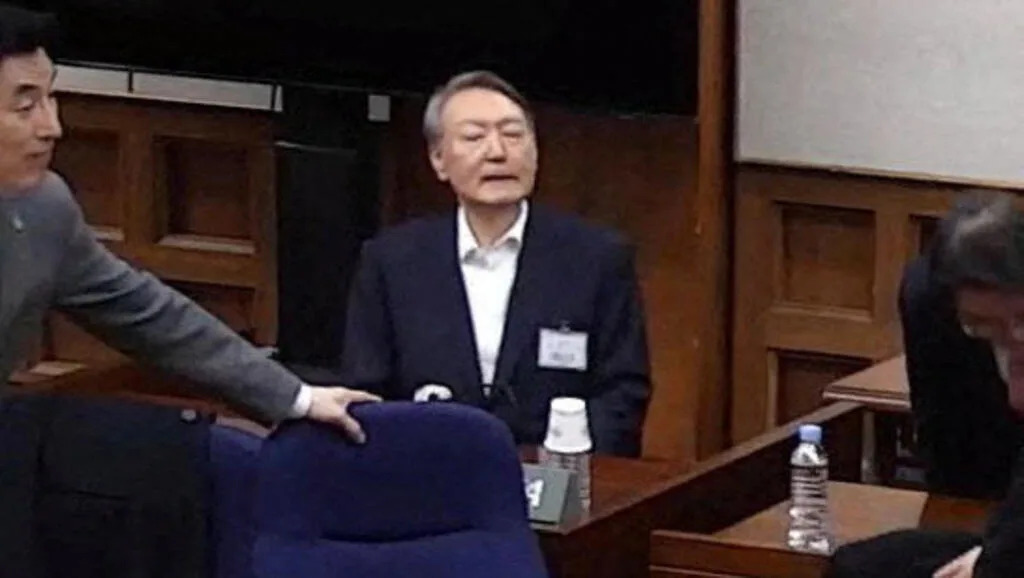 Corée du Sud: l'ex-président Yoon Suk-yeol condamné à deux ans de prison pour des sondages illégaux - Yahoo! Actualités