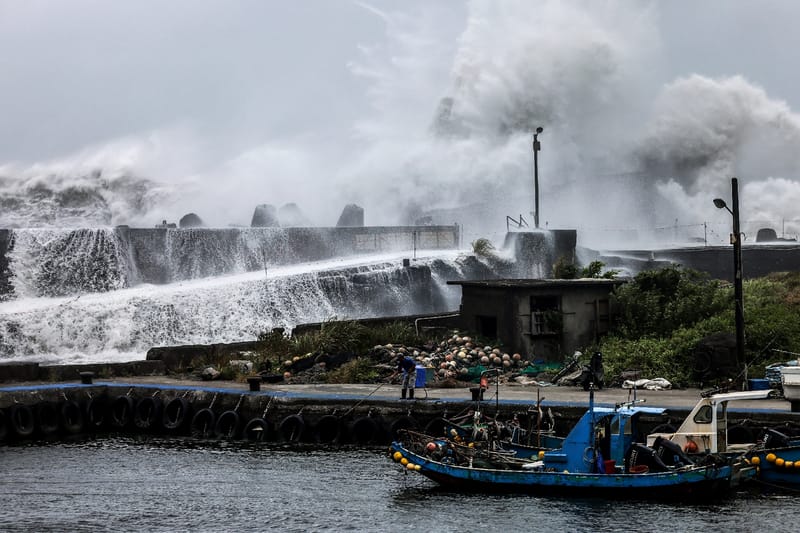 Bavi, rétrogradé en tempête tropicale, frappe la Chine de pluies torrentielles