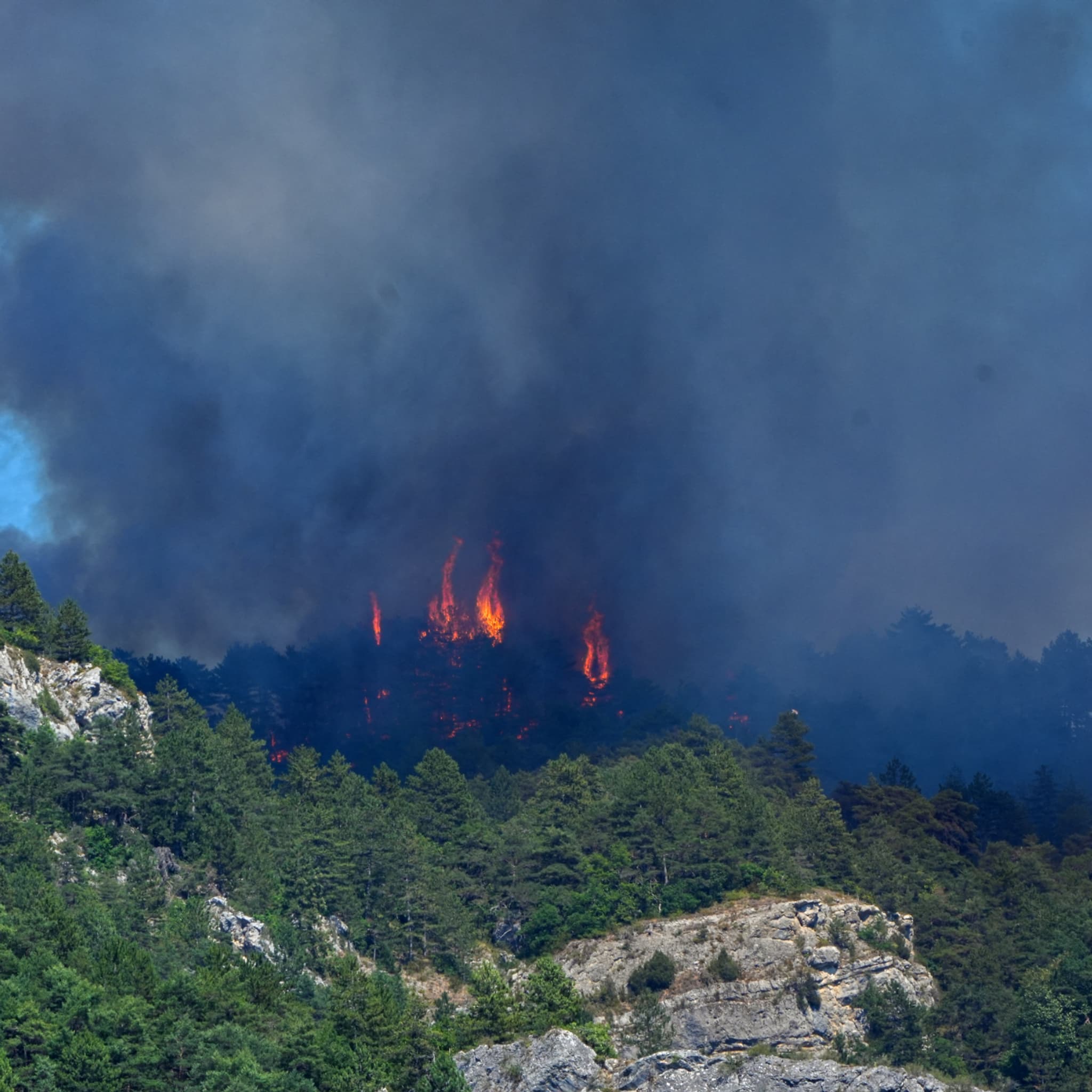 L'incendie dans la Drôme qui a parcouru près de 4.400 hectares depuis quinze jours est désormais fixé