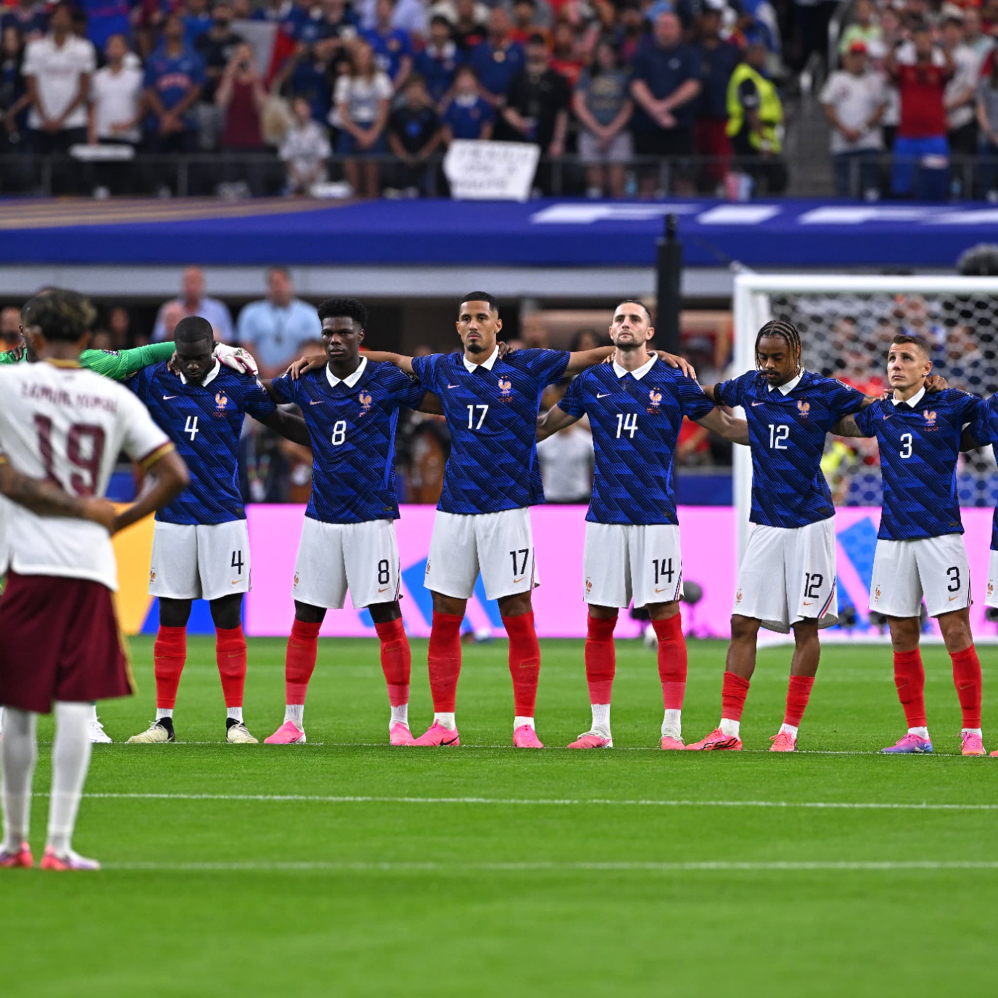 France-Espagne: les images de la minute de silence poignante pour les victimes de l'attentat de Nice