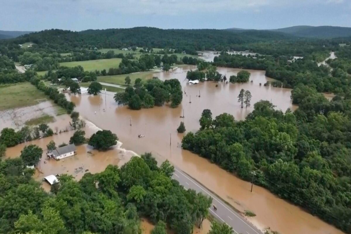 Un mort et plus de 200 personnes évacuées d'un camp lors d'inondations au Missouri | L'actualité