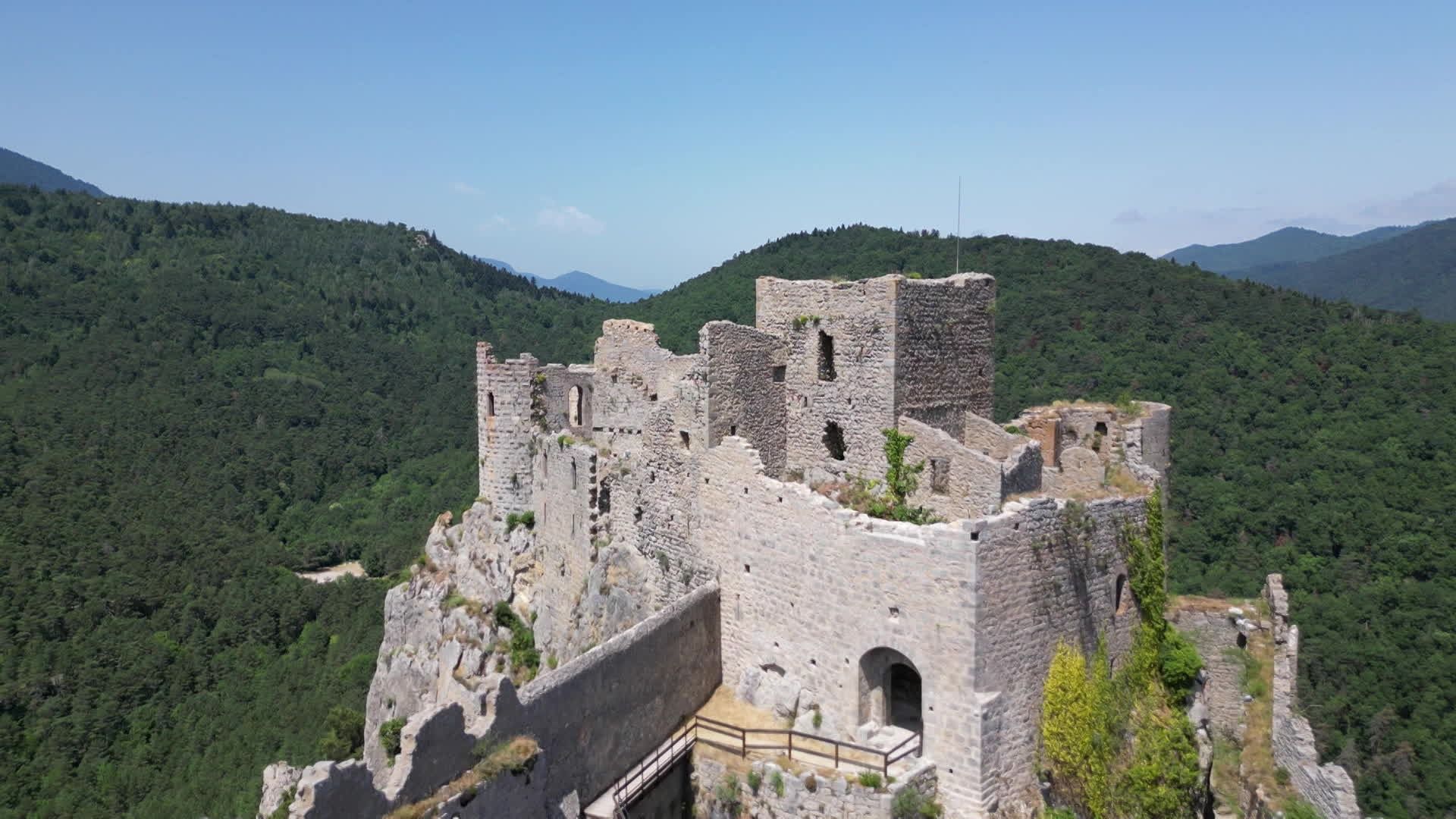 Nouveau nom, espoir économique, colère des habitants : les enjeux du classement des sept "châteaux cathares" au patrimoine mondial de l'Unesco