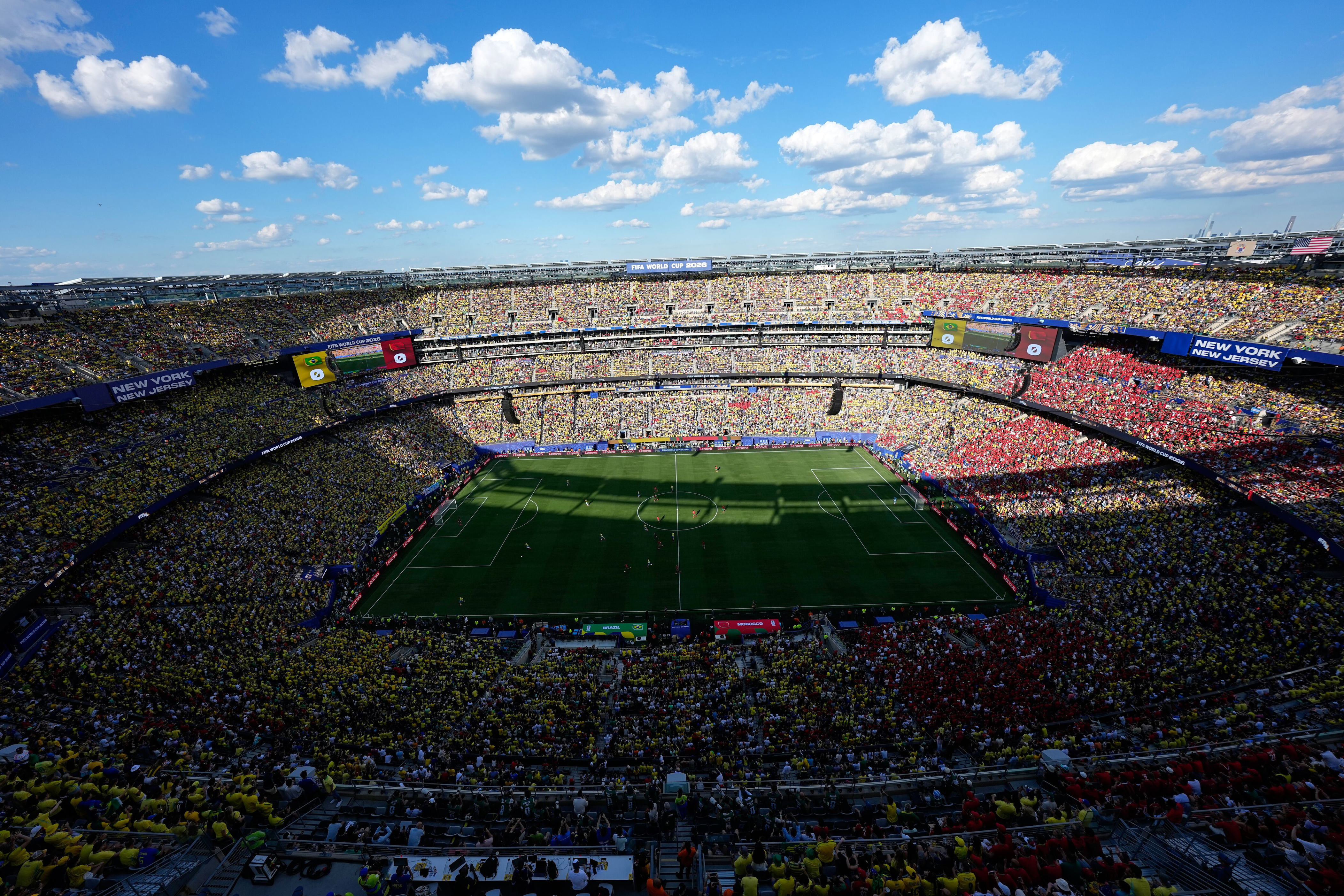 Avant la finale de la Coupe du monde, un « half-time show » démesuré, des bagues « sur mesure » pour les champions et des incendies menaçants