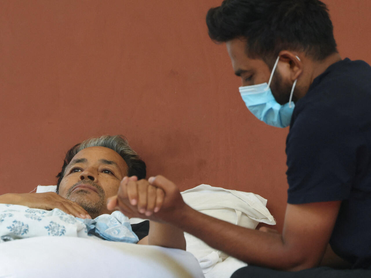 Inde: en grève de la faim, le militant écologiste Sonam Wangchuk évacué de force et hospitalisé - RFI