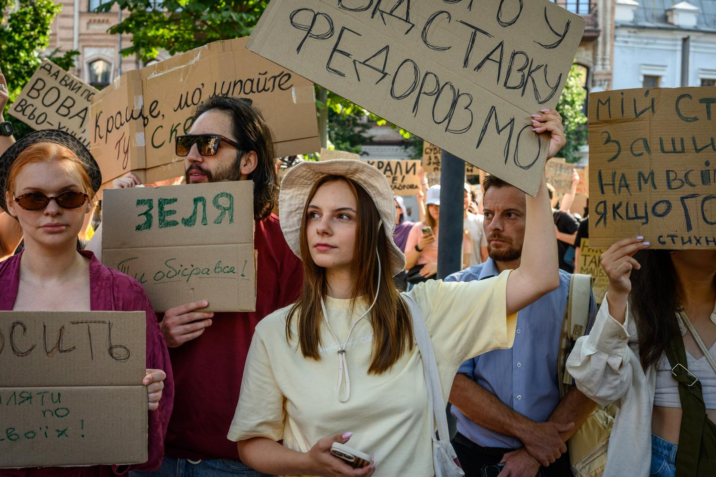 En Ukraine, le départ de Mykhaïlo Fedorov, le très populaire ministre de la défense, provoque des manifestations