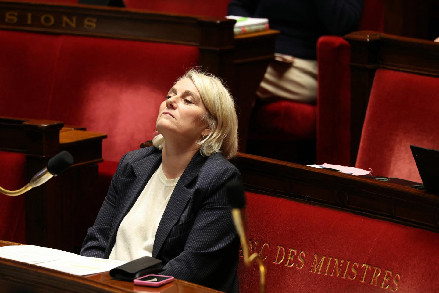 Protection de l'enfance : le projet de loi promis par le gouvernement,  donné pour mort, « sera présenté au conseil des ministres mi-mai », assure  Stéphanie Rist