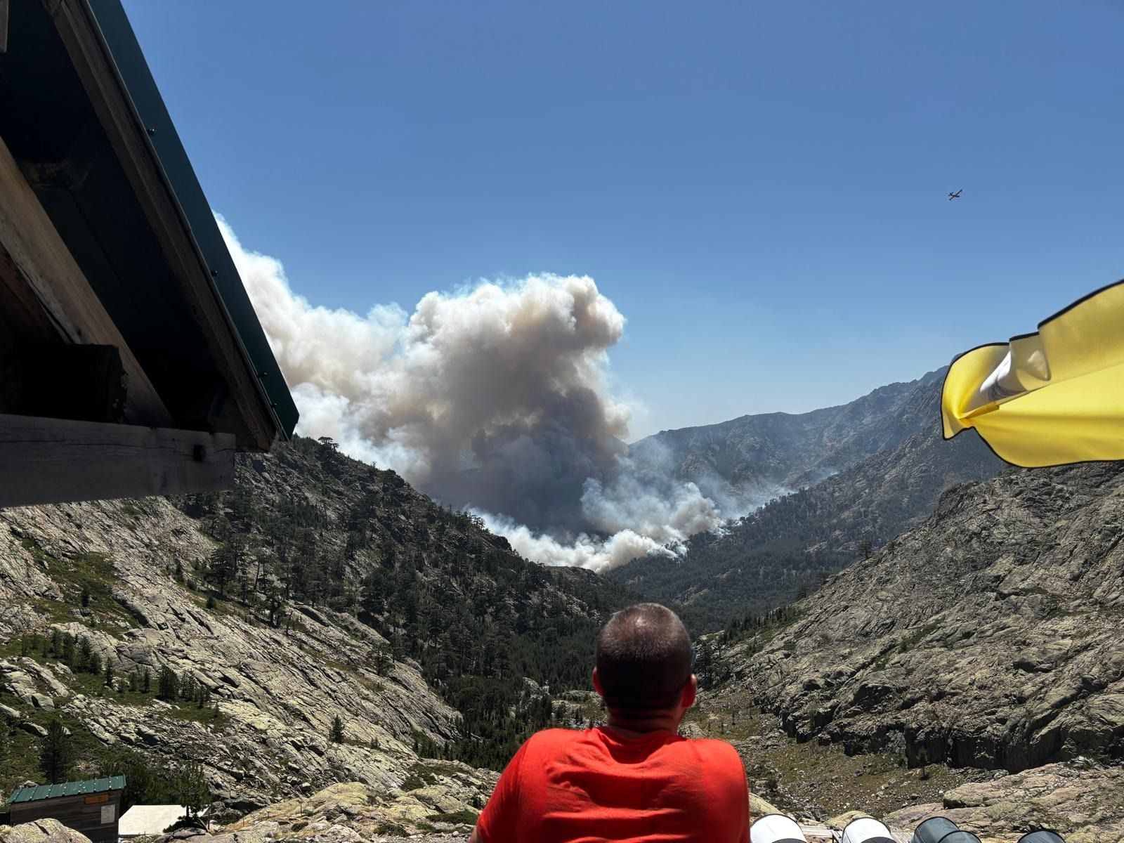 TÉMOIGNAGES. "Certains sont restés éveillés toute la nuit pour surveiller le feu" : des dizaines de randonneurs confinés sur le GR20 au refuge de Tighjettu