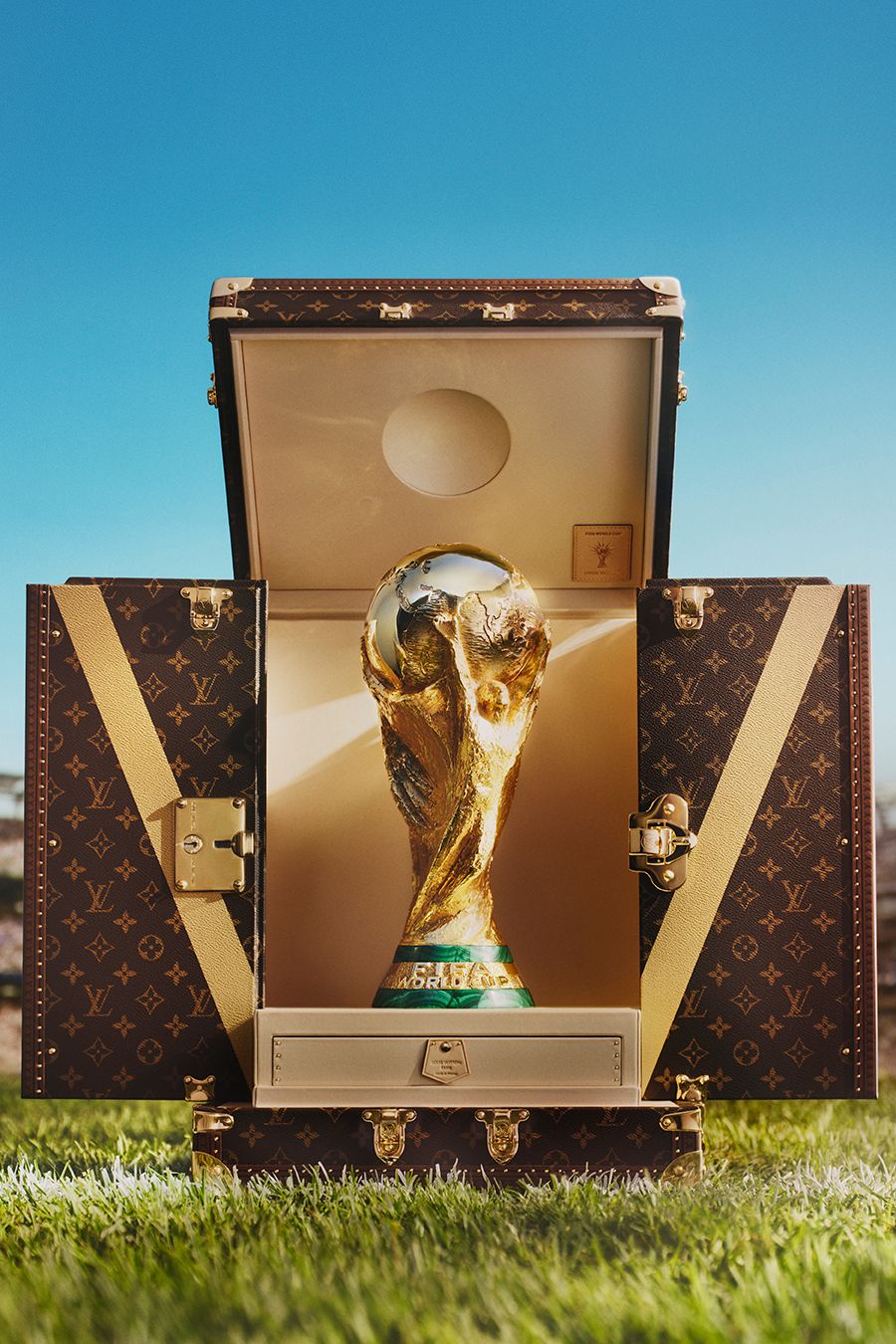Louis Vuitton signe avec la FIFA et dévoile la malle officielle de la Coupe du Monde 2026 | Vogue France