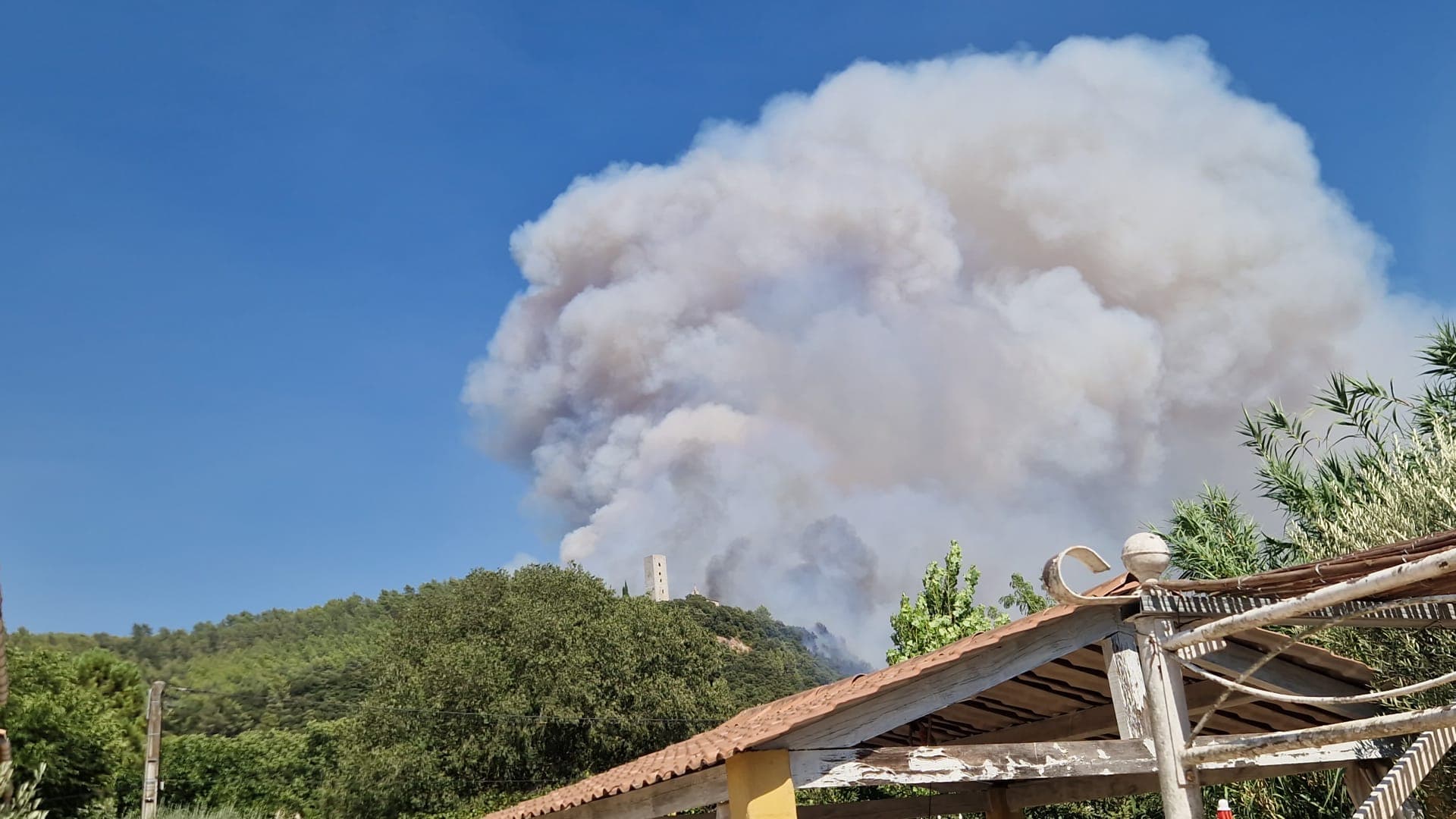 90 hectares brûlés en deux heures, habitants évacués... Un important incendie en cours dans le Var