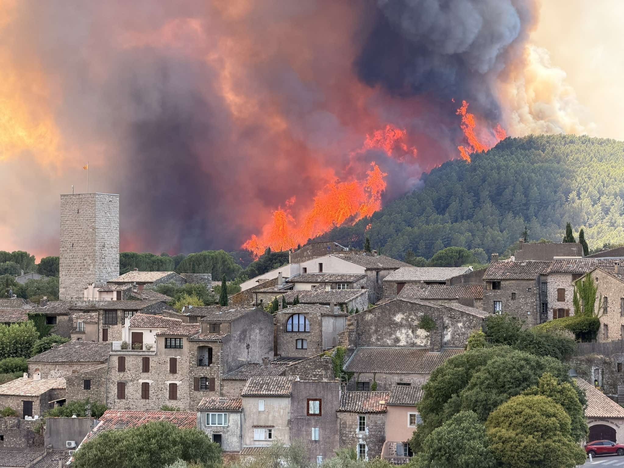 Mes parents sont là où tout brûle !" : l'incendie à Taradeau et aux Arcs n'est pas maîtrisé, plus de 100 personnes évacuées