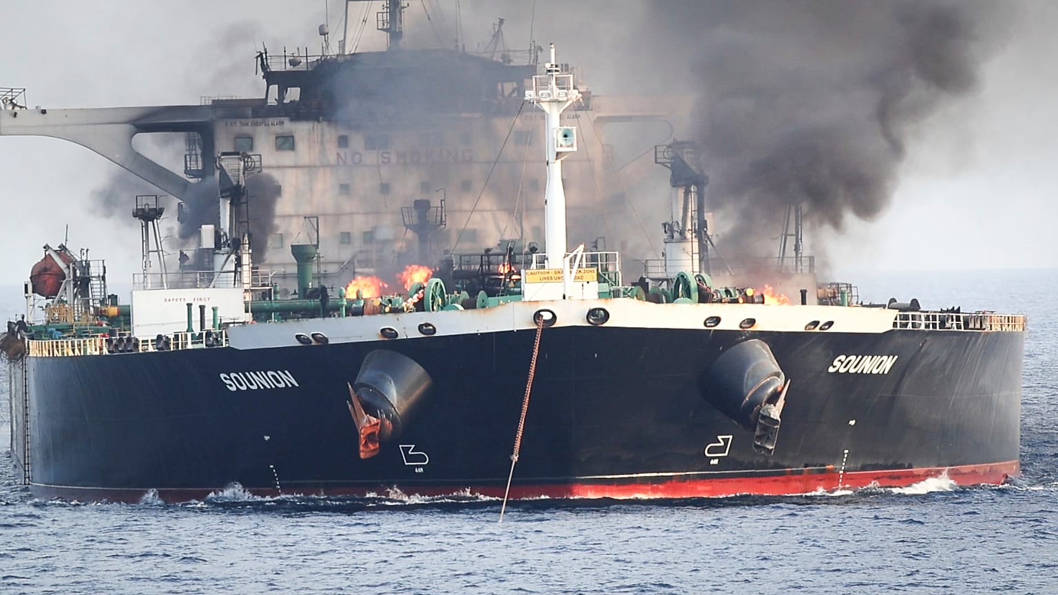 Un pétrolier attaqué par les rebelles houthis du Yémen et brûlant en mer Rouge est hors danger | Euronews