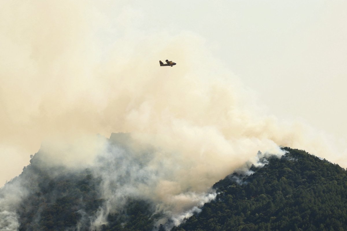 Incendies : entre la Drôme et l'Ardèche, l'intervention tardive des Canadairs ravive la colère des habitants - L'Humanité