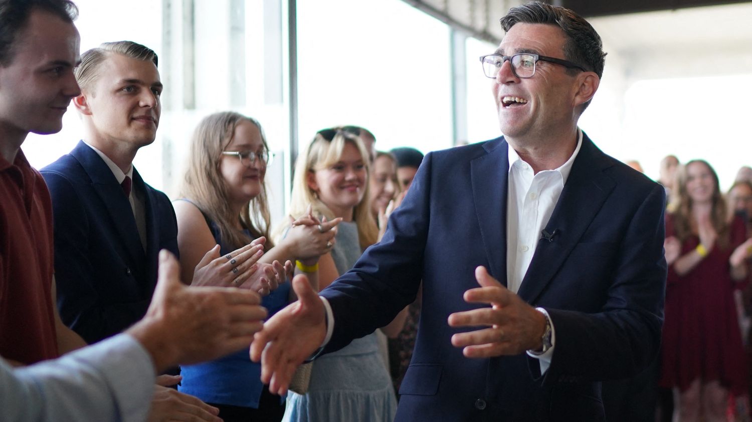 Renationalisations, logements sociaux, compétences des régions... Andy Burnham veut "manchesteriser" le Royaume-Uni – franceinfo