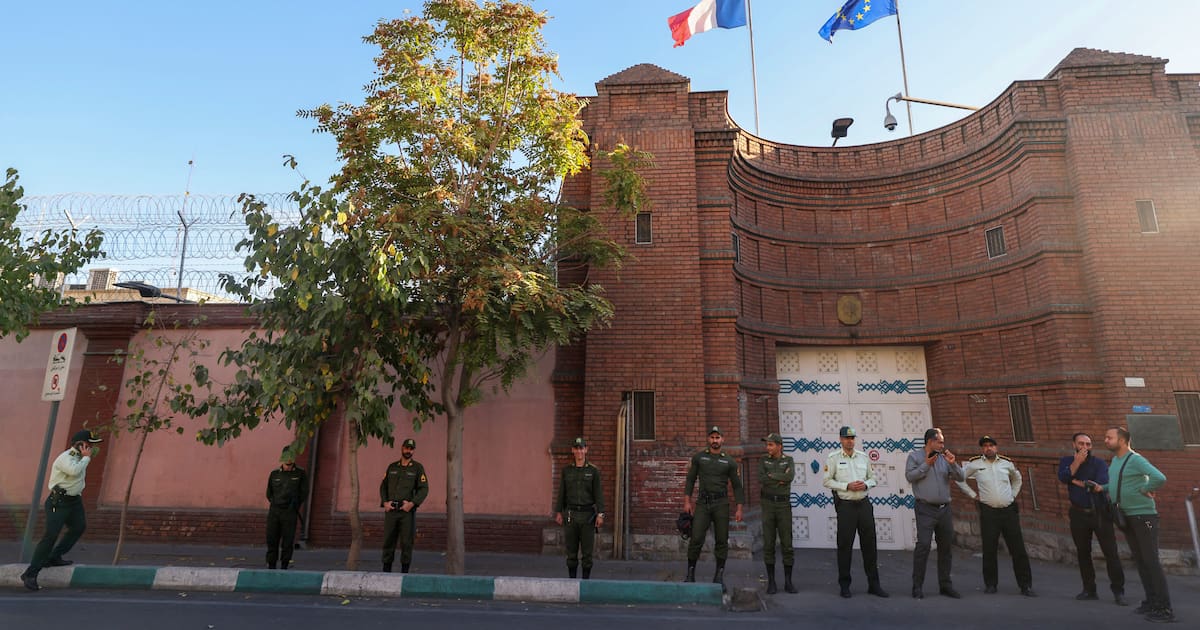 Iran : deux diplomates français détenus plusieurs heures, Paris dénonce «une action d'intimidation extrêmement grave» – Libération