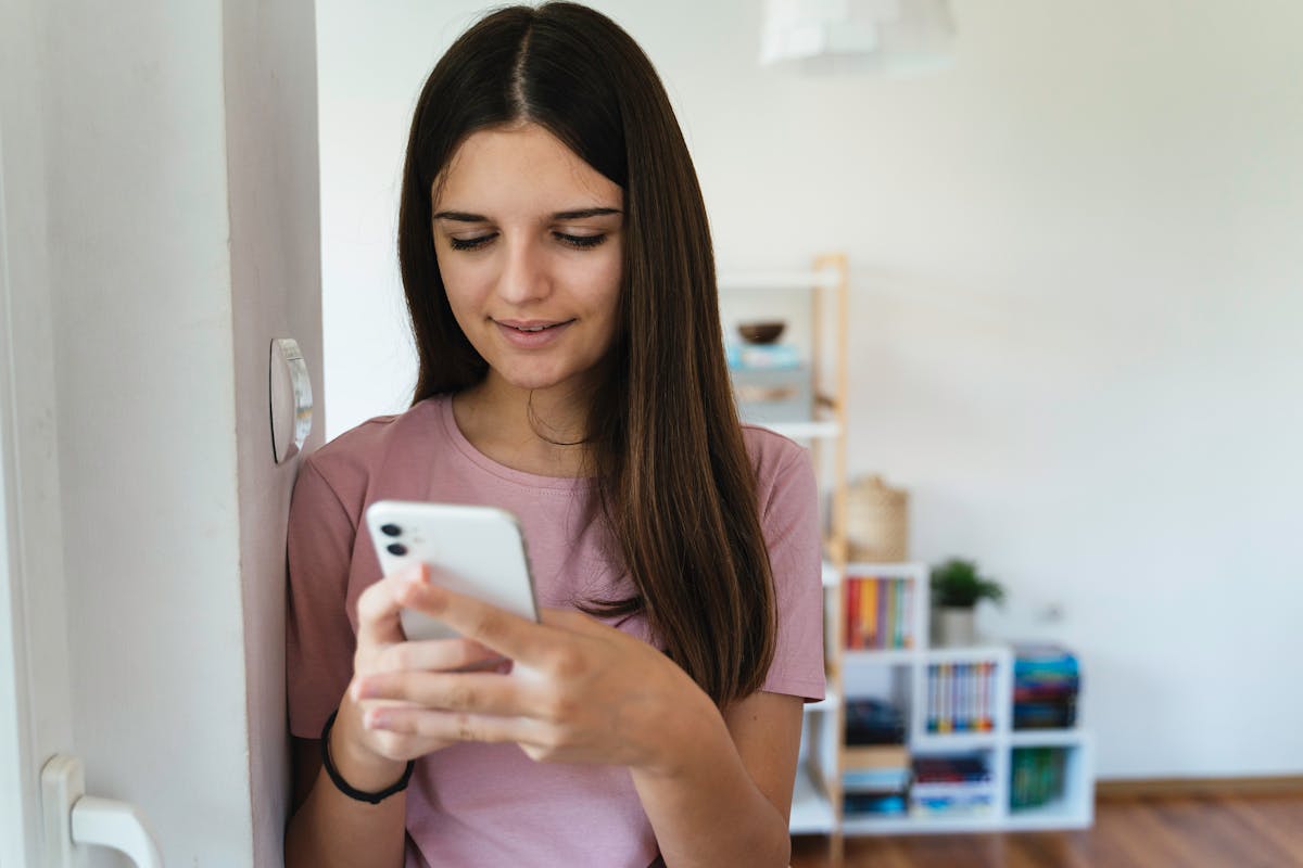 Réseaux sociaux : le Royaume-Uni annonce un couvre-feu numérique pour les adolescents | Parents.fr