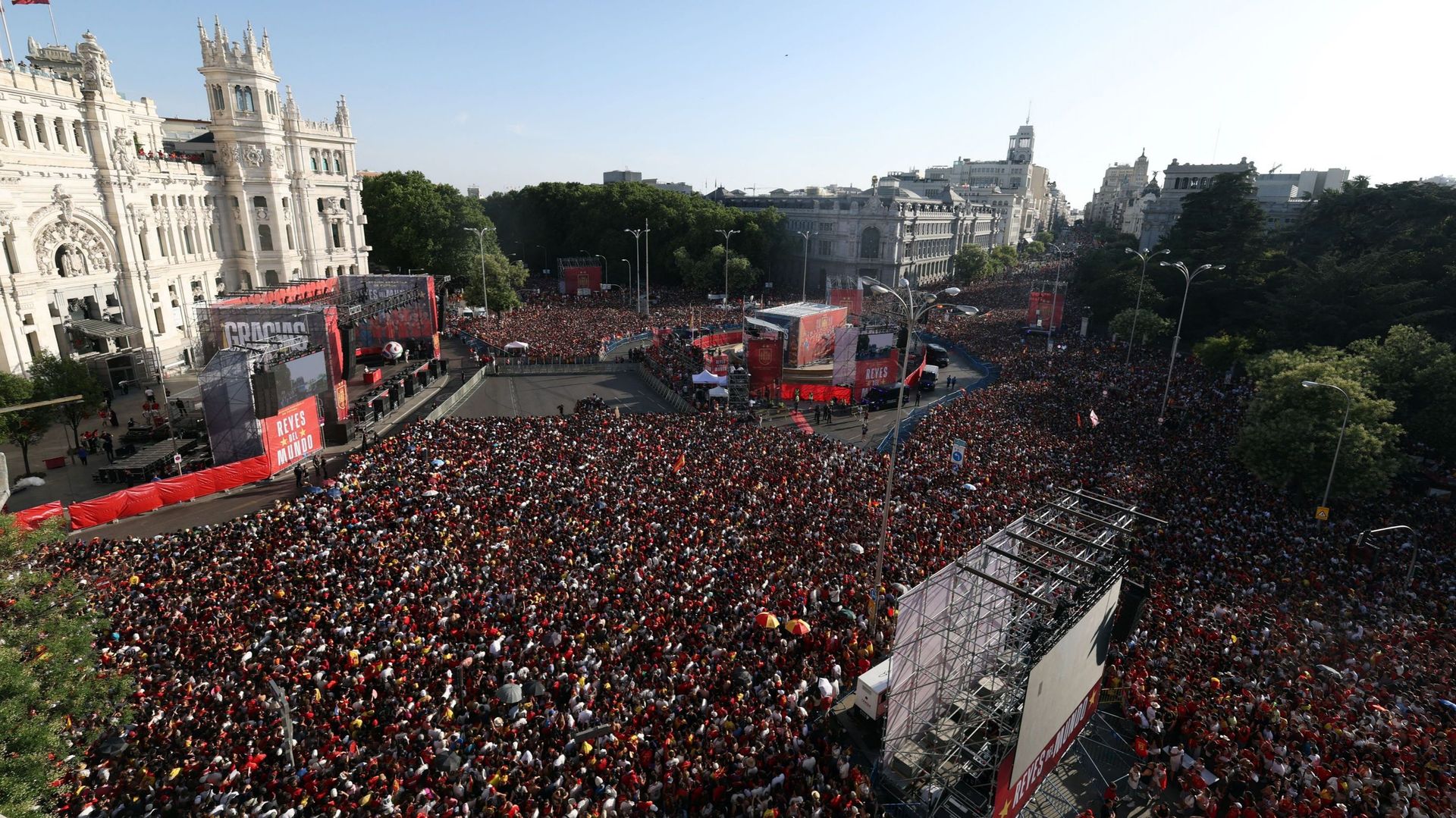 Plus d'un million de personnes dans les rues de Madrid pour accueillir les champions du monde espagnols - RTBF Actus