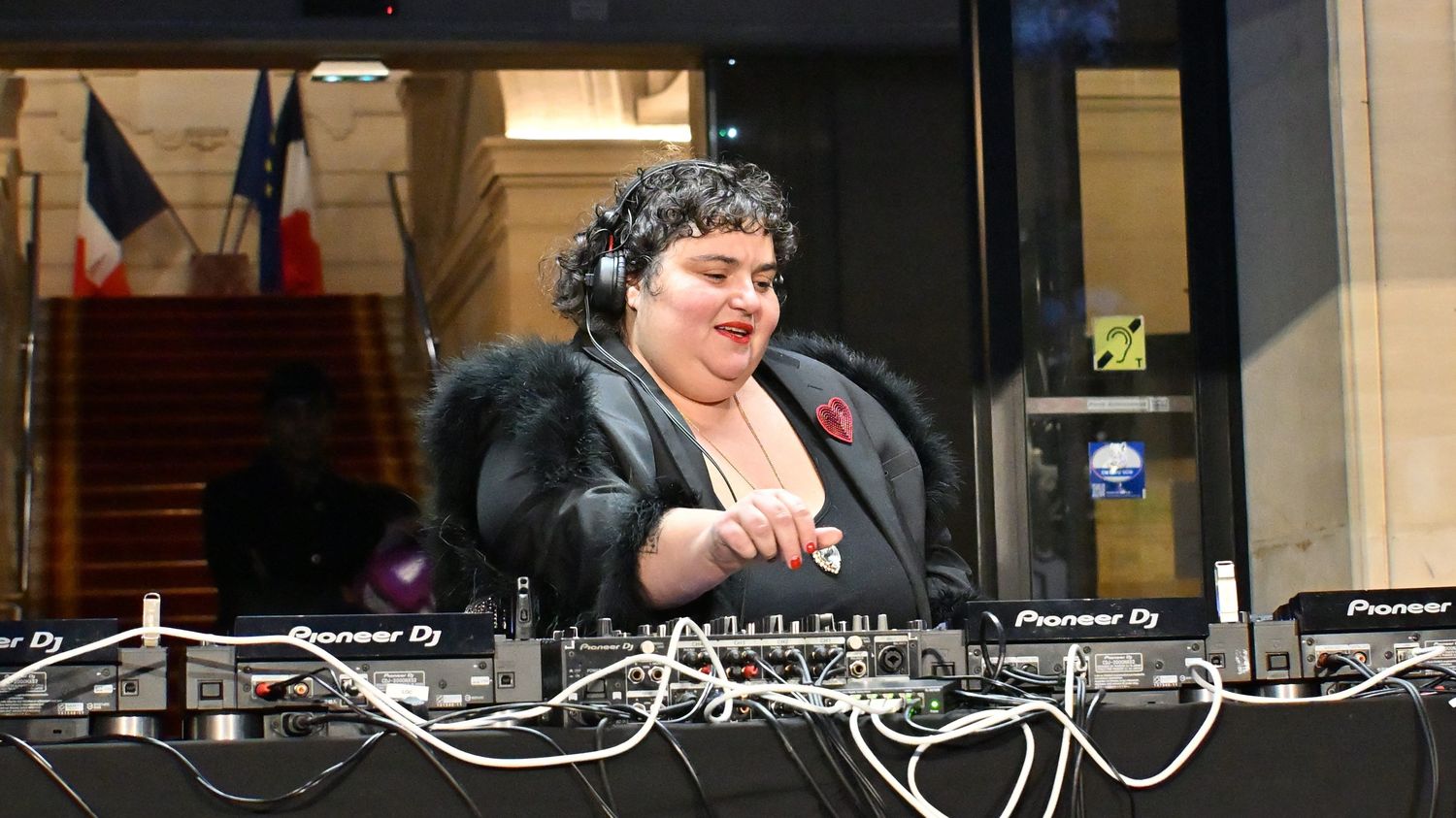 Les critiques fusent à l'encontre de LFI après le concert interrompu de Barbara Butch à Grenoble – franceinfo