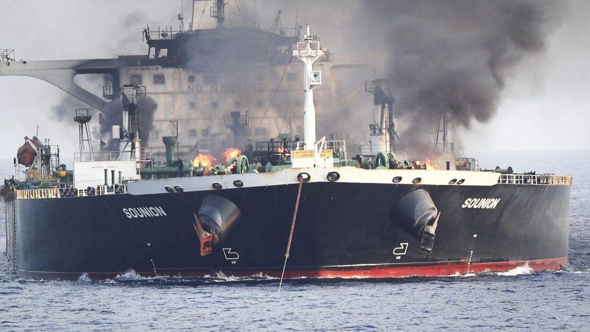 Un pétrolier attaqué par les rebelles houthis du Yémen et brûlant en mer Rouge est hors danger | Euronews