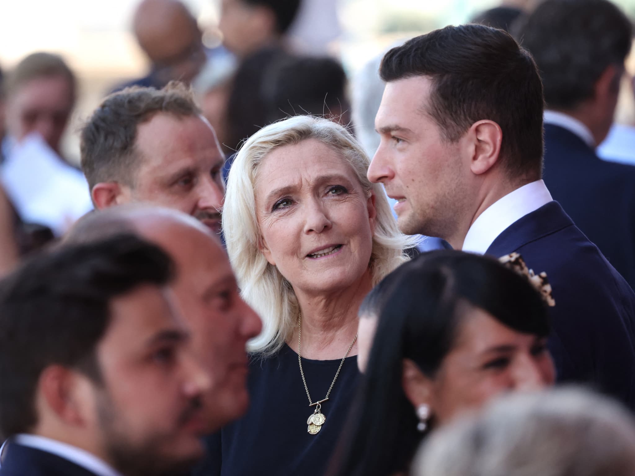 Faire en sorte que le voile "n'existe plus dans la rue": le Rassemblement national tenté par un référendum en cas de victoire de Marine Le Pen à la présidentielle de 2027?