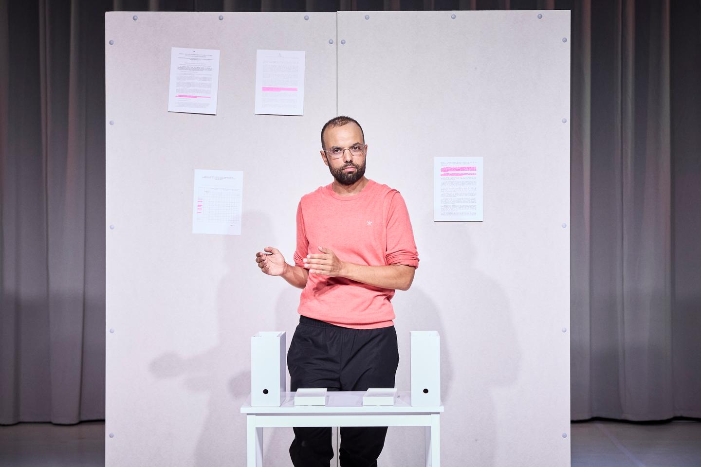 Au Festival d'Avignon, Salim Djaferi déconstruit avec allant l'histoire de l'immigration algérienne dans « Bâtir »