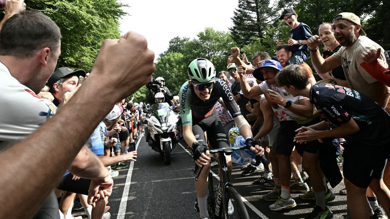 Je vis un rêve" : Paul Seixas encore parmi les grands au Markstein et nouveau maillot blanc du Tour de France