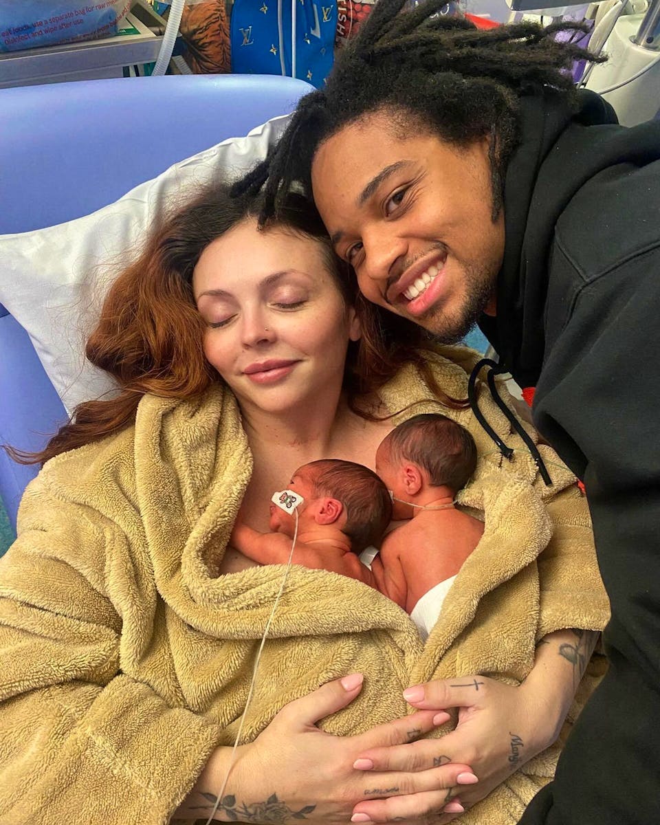 Jesy Nelson annonce que ses jumelles ne marcheront probablement jamais à cause de la SMA - 20 minutes