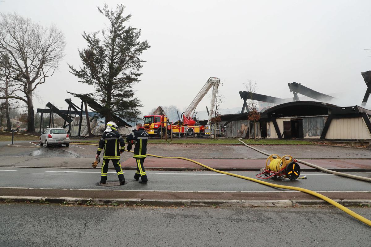 Mérignac (33) : un gymnase détruit dans un incendie, deux pompiers blessés