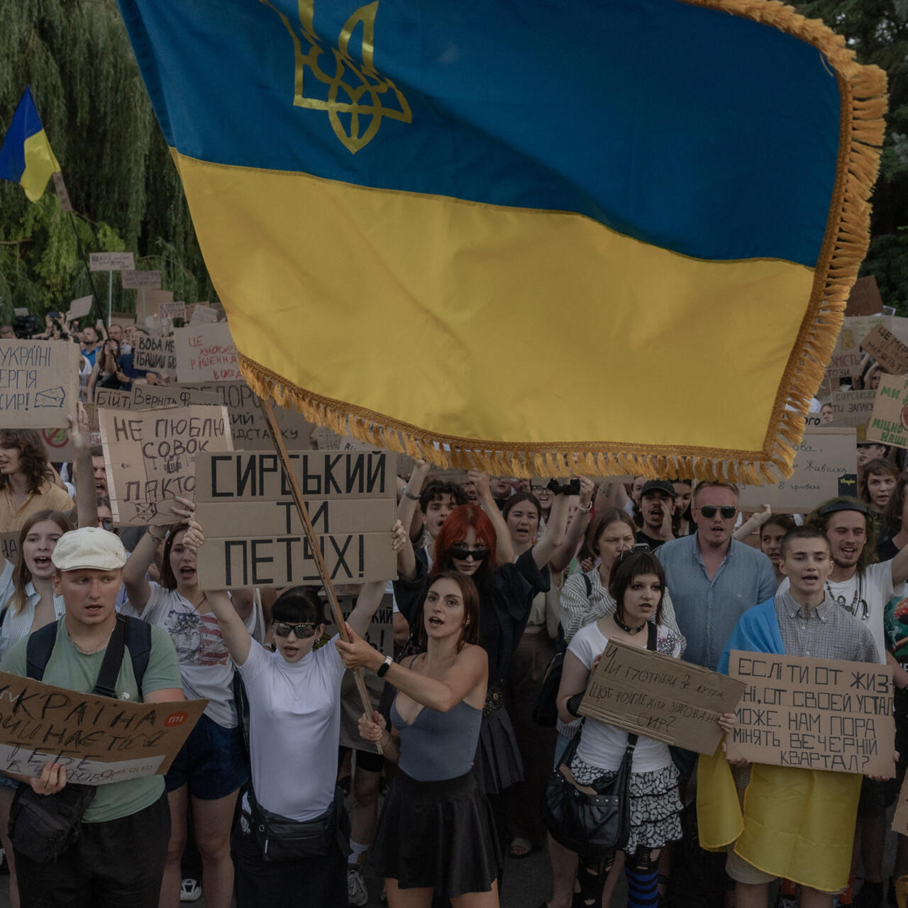Les Ukrainiens continuent à réclamer le départ du commandant en chef de l'armée et retour de l'ex-ministre de la Défense - RFI