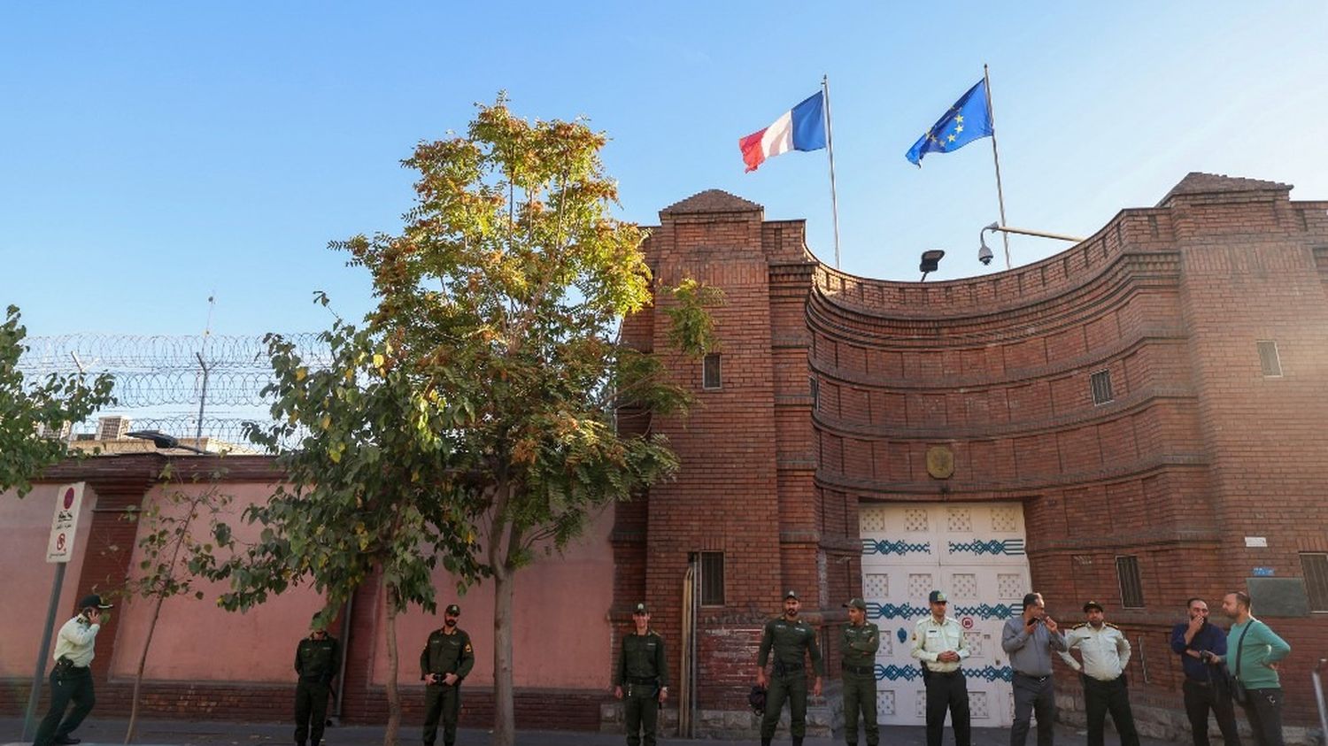 Deux agents de l'ambassade de France à Téhéran "cibles d'une action d'intimidation extrêmement grave de la part des services de sécurité iraniens" – franceinfo
