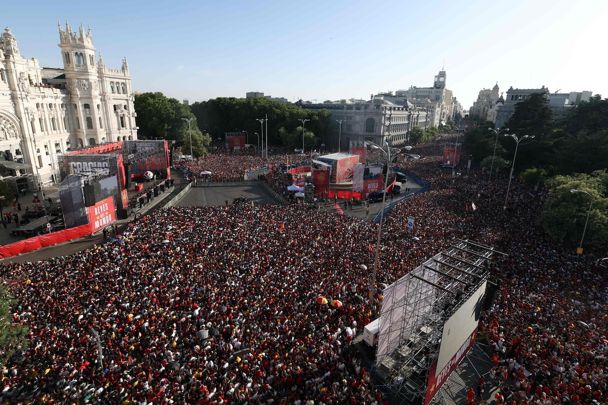 Mondial: les champions du monde défilent dans les rues de Madrid